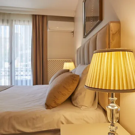 Kaira Hotel& Aparts מלון *